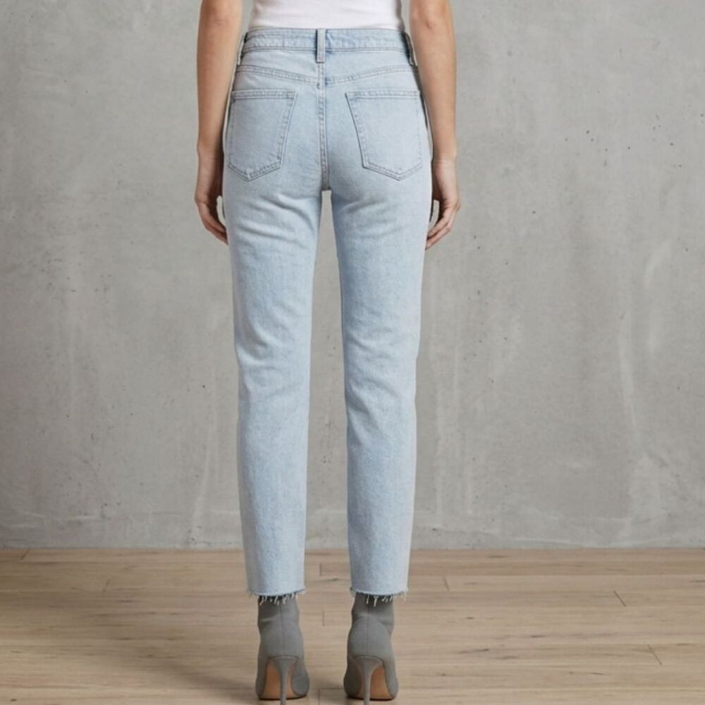 Gap Girlfriend Mid Rise Light Wash Distressed Jeans Size 28/6R Raw Hem